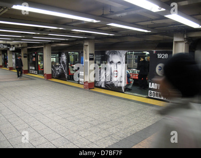 GAGA ziert NEW YORK U-Bahn LADY GAGA New York City übernommen hat - hat das Kunstwerk aus ihrem kommenden Album geboren THIS WAY Stockfoto