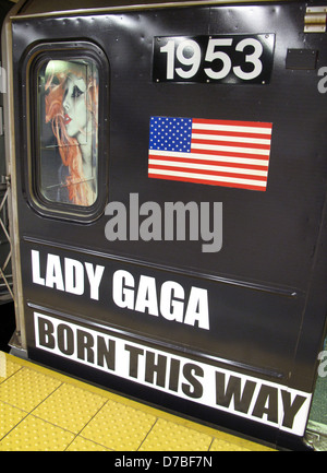 GAGA ziert NEW YORK U-Bahn LADY GAGA New York City übernommen hat - hat das Kunstwerk aus ihrem kommenden Album geboren THIS WAY Stockfoto