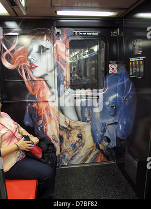 GAGA ziert NEW YORK U-Bahn LADY GAGA New York City übernommen hat - hat das Kunstwerk aus ihrem kommenden Album geboren THIS WAY Stockfoto