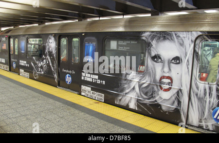 GAGA ziert NEW YORK U-Bahn LADY GAGA New York City übernommen hat - hat das Kunstwerk aus ihrem kommenden Album geboren THIS WAY Stockfoto