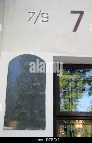 Gedenktafel am 7 Planty Straße in Kielce, zum Gedenken an das Pogrom gegen die jüdische Gemeinde hier getan (Polen) Stockfoto