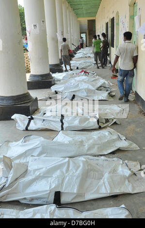 Dhaka, Bangladesch. 3. Mai 2013. Bangladeshi Verwandten betrachten Körper, während sie versuchen, eine fehlende relative, zu identifizieren, nachdem ein achtstöckiges Gebäude einstürzen in Savar, am Stadtrand von Dhaka, auf May3, 2013. Bangladesch Behörden haben den Bürgermeister von Savar Satellitenstadt außerhalb der Hauptstadt für die Genehmigung von fehlerhaften Konstruktion eines Gebäudes, die letzte Woche, Kredit reduziert ausgesetzt: Zakir Hossain Chowdhury Zakir / Alamy Live News Stockfoto