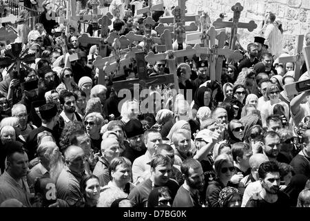 Jerusalem, Israel. 3. Mai 2013. Christliche Gläubige warten, die Kirche des Heiligen Grabes einzugeben, wie Polizei versuchen, den Fluss zu regulieren und Überfüllung zu vermeiden. Jerusalem, Israel. 3. Mai 2013.  Tausende von östliche orthodoxe Christen nehmen an Crucessions entlang der Via Dolorosa, Rückverfolgung der letzten Schritte von Jesus am Heiligen und großen Freitag, vorhergehenden Ostern Teil. Emotionen Höhepunkt auf Annäherung an die Kirche des Heiligen Grabes. Bildnachweis: Nir Alon / Alamy Live News Stockfoto