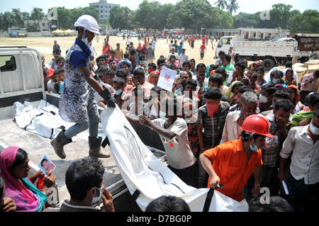 Dhaka, Bangladesch. 3. Mai 2013. Bangladeshi Verwandten und Arbeitnehmer setzen eine Leiche in einem Sarg nach einem achtstöckigen Gebäude Zusammenbruch in Savar, am Stadtrand von Dhaka, 3. Mai 2013. Bangladesch Behörden haben den Bürgermeister von Savar Satellitenstadt außerhalb der Hauptstadt für die Genehmigung von fehlerhaften Konstruktion eines Gebäudes, das letzte Woche Credit zusammengebrochen ausgesetzt: Zakir Hossain Chowdhury Zakir / Alamy Live News Stockfoto