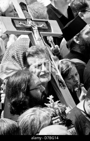 Jerusalem, Israel. 3. Mai 2013. Christliche Gläubige warten, die Kirche des Heiligen Grabes einzugeben, wie Polizei versuchen, den Fluss zu regulieren und Überfüllung zu vermeiden. Jerusalem, Israel. 3. Mai 2013.  Tausende von östliche orthodoxe Christen nehmen an Crucessions entlang der Via Dolorosa, Rückverfolgung der letzten Schritte von Jesus am Heiligen und großen Freitag, vorhergehenden Ostern Teil. Emotionen Höhepunkt auf Annäherung an die Kirche des Heiligen Grabes. Bildnachweis: Nir Alon / Alamy Live News Stockfoto