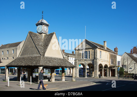 WITNEY, OXFORDSHIRE, VEREINIGTES KÖNIGREICH. Die Buttercross und Rathaus im Zentrum Stadt. 2013. Stockfoto