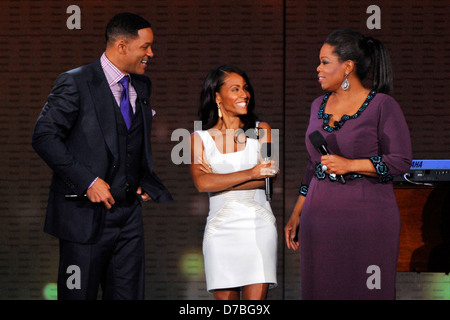 Will Smith und Jada Pinkett Smith Oprah Winfrey bei "Oprah zu überraschen! Einen spektakulären Abschied "im United Center Stockfoto