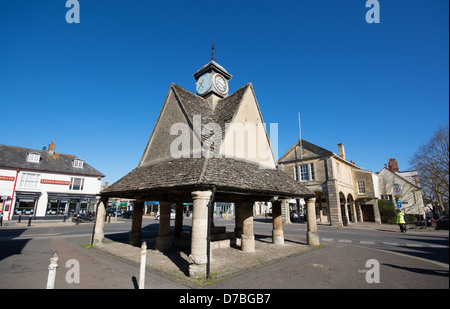 WITNEY, OXFORDSHIRE, VEREINIGTES KÖNIGREICH. Die Buttercross und Rathaus im Zentrum Stadt. 2013. Stockfoto