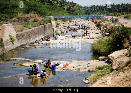 KAMALAPUR, Indien – 4 März: einheimische Wäsche im Fluss am 4. März 2013 in Kamalapur. Stockfoto