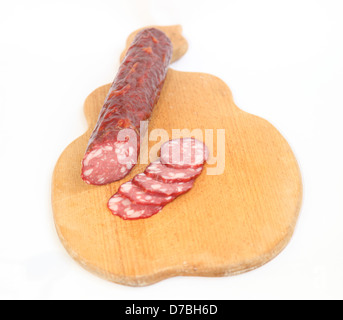 Salami auf dem Brett in Stücke schneiden. Stockfoto