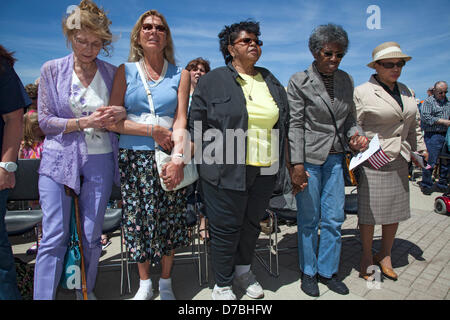 Warren, Michigan, USA. Frauen beten während der jährlichen nationalen Gebetstag Begehung am Rathaus. Bildnachweis: Jim West / Alamy Live News Stockfoto