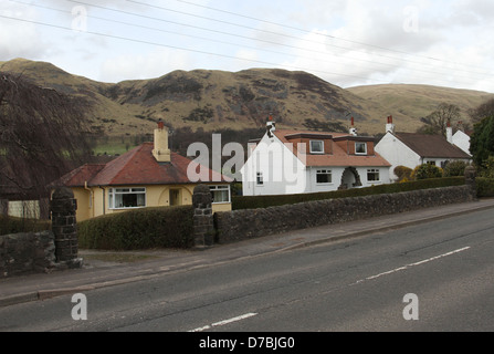 Tillicoultry street Szene mit Ochil Hills clackmannanshire Schottland april 2013 Stockfoto