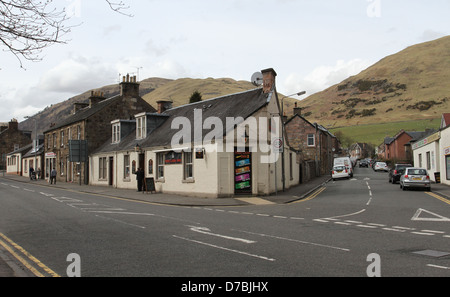 Tillicoultry street Szene mit Ochil Hills clackmannanshire Schottland april 2013 Stockfoto