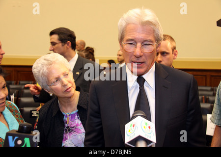 Richard Gere, Schauspieler und Vorsitzender des Board of Directors für die International Campaign for Tibet, bezeugt vor einem Haus Stockfoto