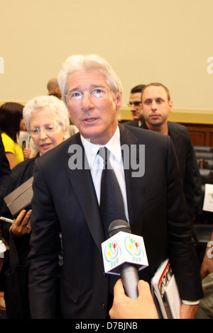 Richard Gere, Schauspieler und Vorsitzender des Board of Directors für die International Campaign for Tibet, bezeugt vor einem Haus Stockfoto