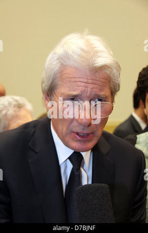 Richard Gere, Schauspieler und Vorsitzender des Board of Directors für die International Campaign for Tibet, bezeugt vor einem Haus Stockfoto