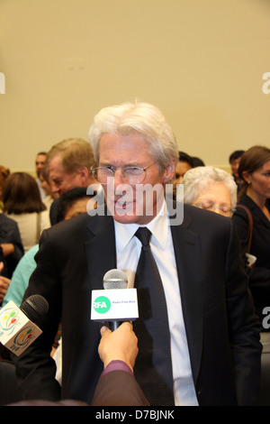 Richard Gere, Schauspieler und Vorsitzender des Board of Directors für die International Campaign for Tibet, bezeugt vor einem Haus Stockfoto