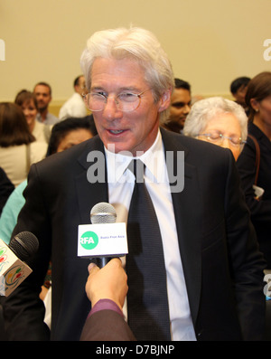Richard Gere, Schauspieler und Vorsitzender des Board of Directors für die International Campaign for Tibet, bezeugt vor einem Haus Stockfoto