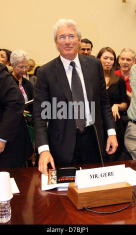 Richard Gere, Schauspieler und Vorsitzender des Board of Directors für die International Campaign for Tibet, bezeugt vor einem Haus Stockfoto