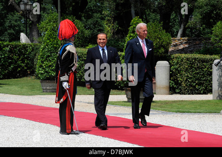 Italienischen Ministerpräsidenten Silvio Berlusconi trifft US-Vizepräsident Joe Biden am Villa Pamphili. Die führenden Politiker der Welt am selben Tag Stockfoto