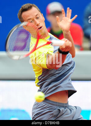 Deutschlands Philipp Kohlschreiber gibt den Ball während das Viertelfinalspiel gegen Serbiens Troicki beim ATP Turnier in München, 3. Mai 2013 zurück. Foto: MARC Müller Stockfoto