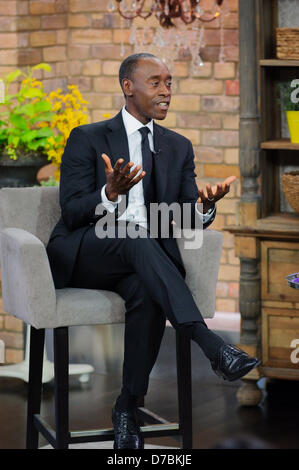 30. April 2013 - Toronto, Ontario, Kanada - der Oscar-nominierte Schauspieler und Produzent, plaudert DON CHEADLE mit MARILYN DENIS über seine Rückkehr auf die Rolle des James Rhodes/Kriegsmaschine in Iron Man 3, Theater Freitag, 3 Mai schlagen. (Kredit-Bild: © Igor Vidyashev/ZUMAPRESS.com) Stockfoto