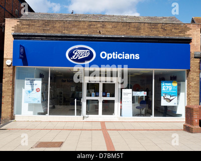 Optiker-Shop in Northwich Cheshire UK Stiefel Stockfoto