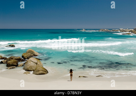 Eine Frau, Blick auf das Meer auf Glen Beach von Camps Bay, Kapstadt, Südafrika Stockfoto