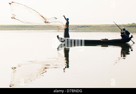 Fischer auf dem Taungthaman-See, Amarapura, Mandalay, Birma (Myanmar) Stockfoto