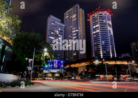 Leuchtet der Zeit eine Nachtszene von Singapur Orchard Stockfoto