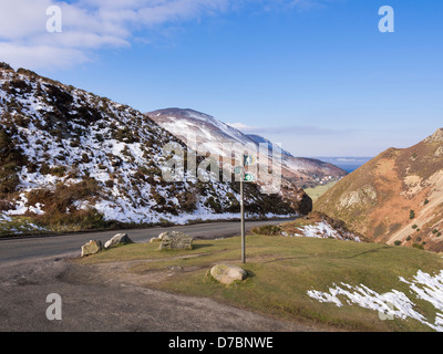 Blick auf die Sychnant Pass Landstraße zum Foel Lus Hügel mit North Wales Pfad Schild im Snowdonia Nationalpark von Pensychnant, Conwy, North Wales, Großbritannien Stockfoto