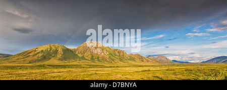 Ein Regenbogen über Bergen auf dem Dempster Highway; Yukon Kanada Stockfoto