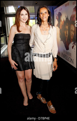 Elsa Zylberstein und Karine Sylla-Premiere von "A Butterfly Kiss" (Un Baiser Papillon) abgehaltenen UGC Cine Cite Bercy - Ankünfte Stockfoto