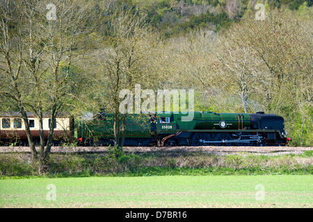 Buckland, Surrey, UK. 3. Mai 2013. Der British Pullman VS Orient Express Steam Locomotive BR (S) Handelsmarine Clan Line Klasse 4-6-2 Nr. 35028 rast durch die Surrey Hills bei Buckland, Dorking, Surrey, 1500hrs Freitag, 3. Mai 2013 auf dem Weg nach London Victoria. Foto von Lindsay Constable/Alamy Live-Nachrichten Stockfoto