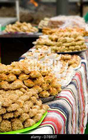 Marokkanische Süßigkeiten auf dem Display am Markt. Stockfoto