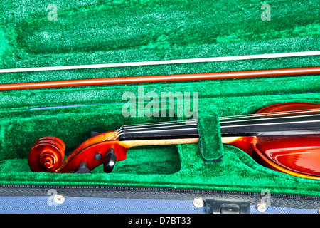 Violine in modernen grünes Gehäuse Stockfoto