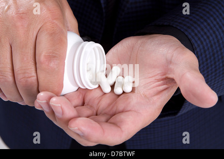 Hände schütteln, einige Medikamente aus einer Pille Flasche Mans. Stockfoto