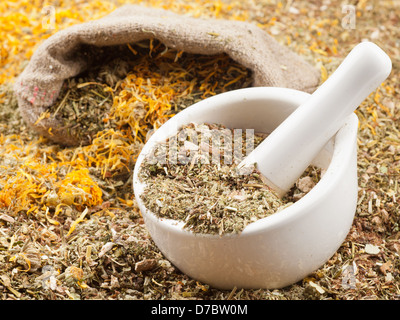 Mörser, Pistill und Tasche der Heilkräuter, Kräutermedizin Stockfoto