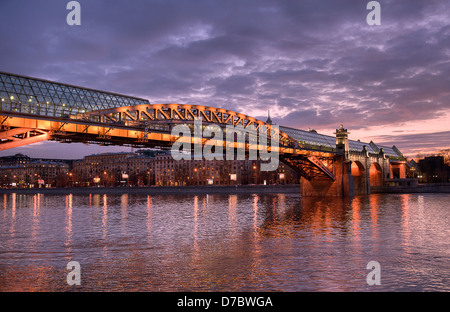 Blick auf Moskau. Andreyevsky Brücke und Pushkinsky-Fußgängerbrücke Stockfoto