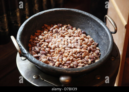 alte Pfanne mit Erdnüssen Stockfoto