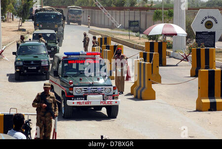 Armeebeamte sind Malir Cantonment verlassen, als die Armee zu verschiedenen Bereichen der Stadt bereitgestellt wurde und eine schnelle Reaktion Kraft während der Parlamentswahlen 2013 in Karachi auf Freitag, 3. Mai 2013, 2013 als wird. Stockfoto