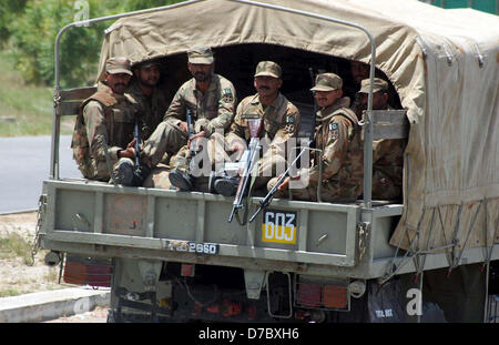 Armeebeamte sind Malir Cantonment verlassen, als die Armee zu verschiedenen Bereichen der Stadt bereitgestellt wurde und eine schnelle Reaktion Kraft während der Parlamentswahlen 2013 in Karachi auf Freitag, 3. Mai 2013, 2013 als wird. Stockfoto