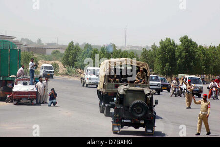 Armeebeamte sind Malir Cantonment verlassen, als die Armee zu verschiedenen Bereichen der Stadt bereitgestellt wurde und eine schnelle Reaktion Kraft während der Parlamentswahlen 2013 in Karachi auf Freitag, 3. Mai 2013, 2013 als wird. Stockfoto