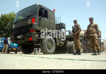 Armeebeamte sind Malir Cantonment verlassen, als die Armee zu verschiedenen Bereichen der Stadt bereitgestellt wurde und eine schnelle Reaktion Kraft während der Parlamentswahlen 2013 in Karachi auf Freitag, 3. Mai 2013, 2013 als wird. Stockfoto