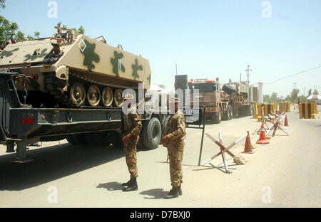 Armeebeamte verlassen Malir Cantonment wie die Armee zu verschiedenen Bereichen der Stadt bereitgestellt wurde und eine schnelle Reaktion Kraft während der Parlamentswahlen 2013 in Karachi auf Freitag, 3. Mai 2013, 2013 als wird Stockfoto