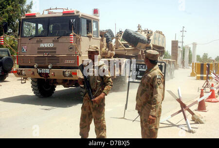 Armeebeamte sind Malir Cantonment verlassen, als die Armee zu verschiedenen Bereichen der Stadt bereitgestellt wurde und eine schnelle Reaktion Kraft während der Parlamentswahlen 2013 in Karachi auf Freitag, 3. Mai 2013, 2013 als wird. Stockfoto