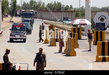 Armeebeamte sind Malir Cantonment verlassen, als die Armee zu verschiedenen Bereichen der Stadt bereitgestellt wurde und eine schnelle Reaktion Kraft während der Parlamentswahlen 2013 in Karachi auf Freitag, 3. Mai 2013, 2013 als wird. Stockfoto