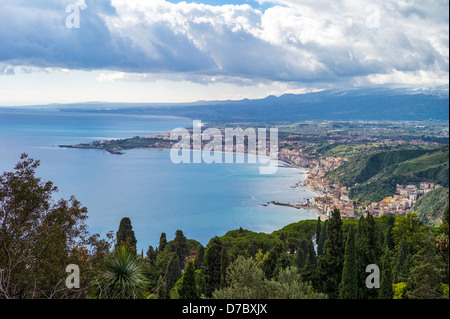 Europa Italien, Sizilien, Blick auf das Meer und die Küste von Taormina Stockfoto