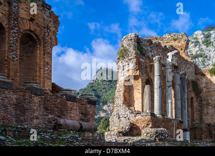 Europa Italien, Sizilien, Taormina, das griechische Theater mit Castelmola im Hintergrund Stockfoto