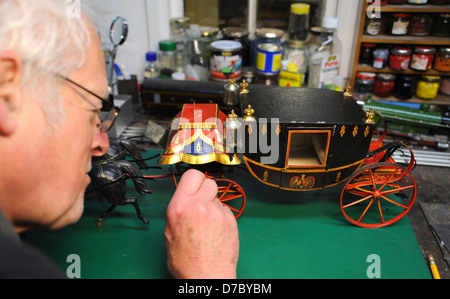 Chris Littledale aus Brighton Toy Museum Renovierung ein sehr seltenes Spielzeugmodell von einem englischen Royal Trainer Stockfoto